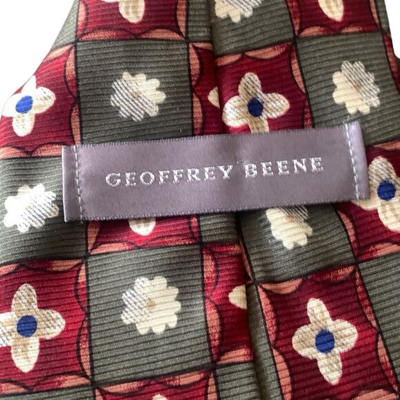 Pre Owned Men’s Geoffrey Beene Tie Neck Tie Necktie 100% Silk From Italy Red - Picture 3 of 5
